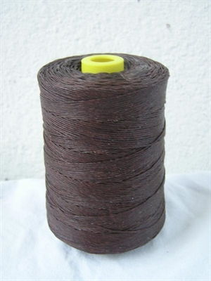 Vokset h�rtr�d. M�rkebrun 5 meter.